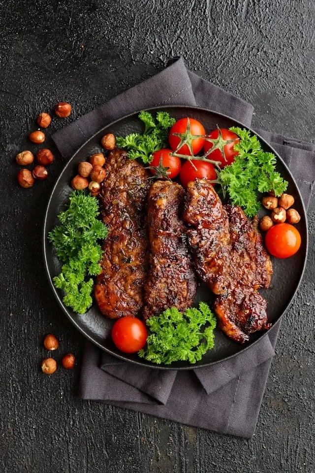 Vlees met groenten op een bord