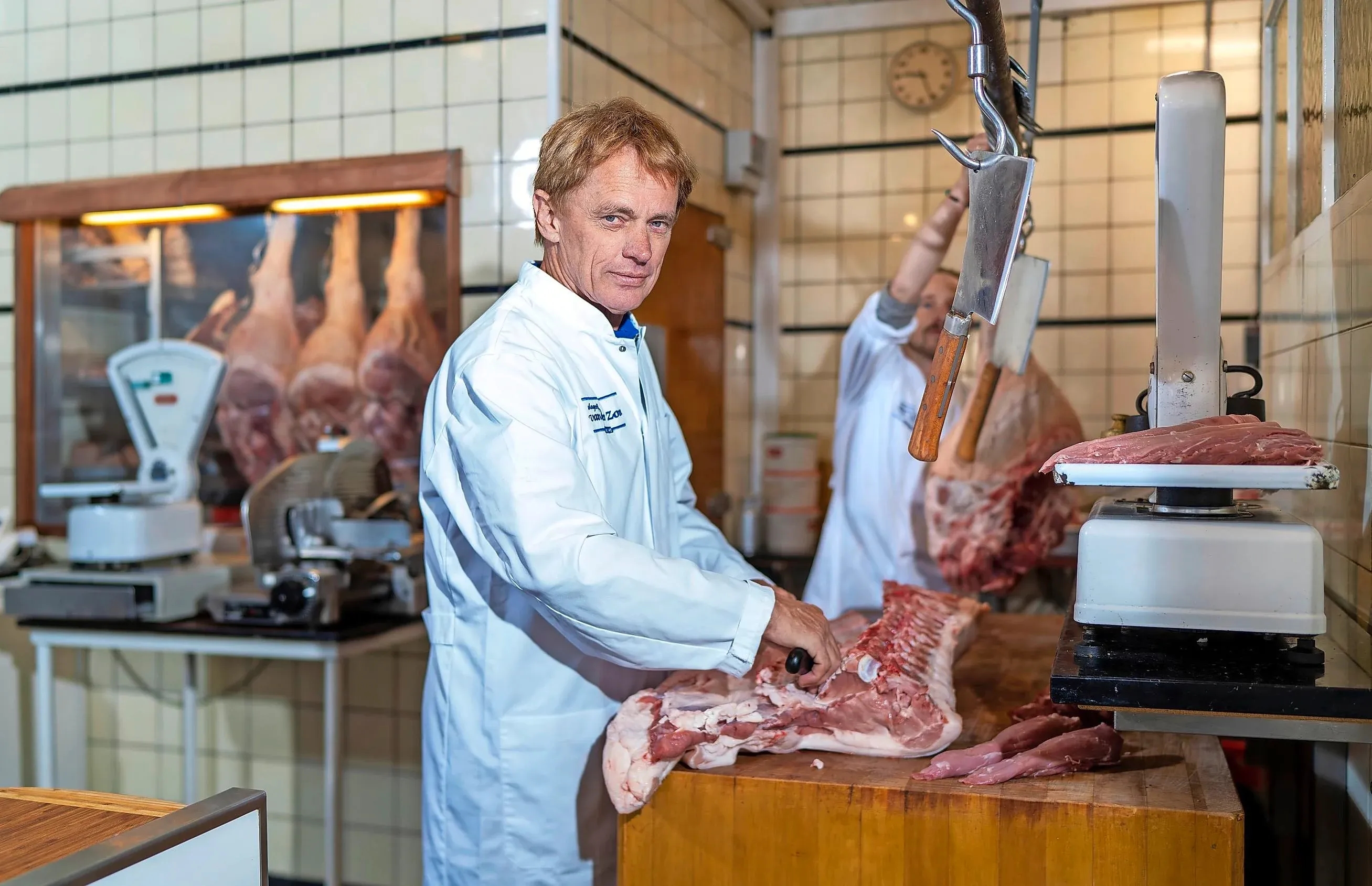 Rian aan het werk in de slagerij