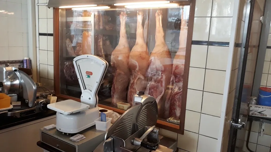 Slagerskoelkast en weegschaal
